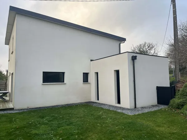 Extension à toit plat raccordée à une maison en Finistère