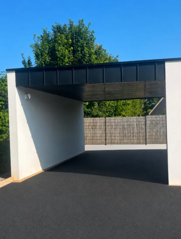 Carport sur mesure adossé à une maison