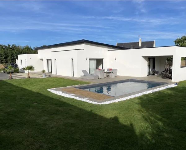 Maison neuve de plain-pied avec terrasse et piscine